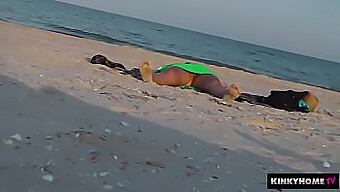 Italiaans Meisje Betrapt Op Verborgen Camera Zonder Slipje Op Het Strand