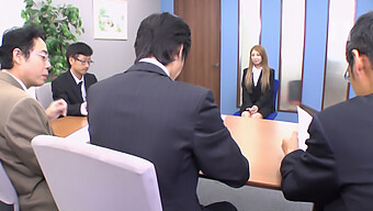 Uma Jovem Japonesa É Entrevistada Para Um Emprego E Começa A Fazer Um Boquete Em Seu Chefe.