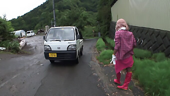 A Garota Japonesa Peluda Tem Sua Buceta Fodida Por Estranhos!