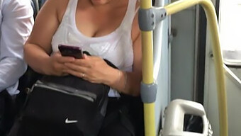 Les Seins Rebondissants D'Une Milf Amateur Lors D'Une Balade En Bus Public