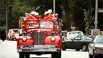 Sıcak Sahneler Ve Havai Fişeklerle Dolu Vintage 1980'Ler Filmi